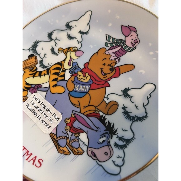 New 1997 Disney Winnie the Pooh Christmas Collector 8" Plate Poohs Skating Party - Picture 2 of 3
